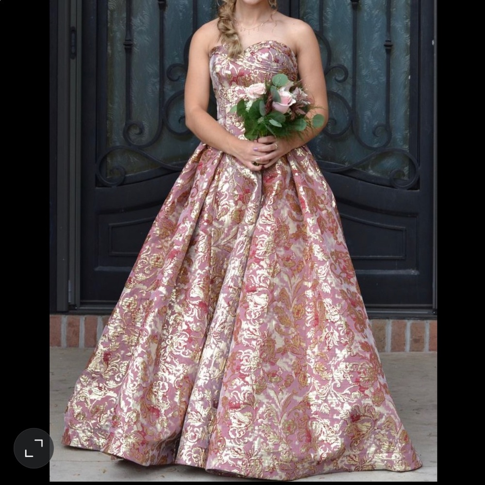 Mac Duggal size 2 formal gown WITH POCKETS